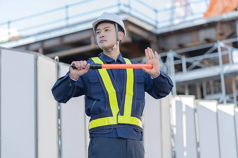 警備SECURITY警備作業における広範囲の人材支援交通誘導や雑踏警備現場で活躍するスタッフをはじめ、様々な現場に適所適材の人材のご案内を行っております。未経験の方に対するサポートが手厚く、女性スタッフが活躍している現場もあります。